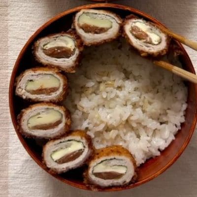母が夫と息子に作る「梅とチーズのはさみ揚げ」がメインのお弁当がおいしそう　野菜の副菜もたっぷり