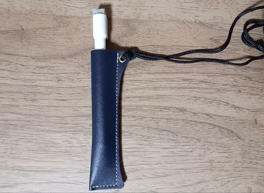 出所：筆者撮影（セリア、ペンホルダーストラップ レザー調）