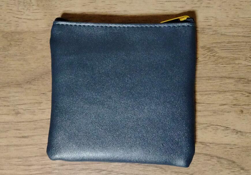 筆者撮影（セリア、スクエア フラットポーチ ウィリアム・モリスデザイン）