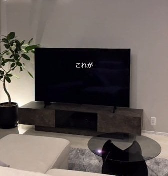 「めちゃくちゃいい感じ！」タワマンの〈テレビ背面壁〉→賃貸でも実現できる〈高見え立体空間〉に大変身！間接照明で洗練度が格段にアップ