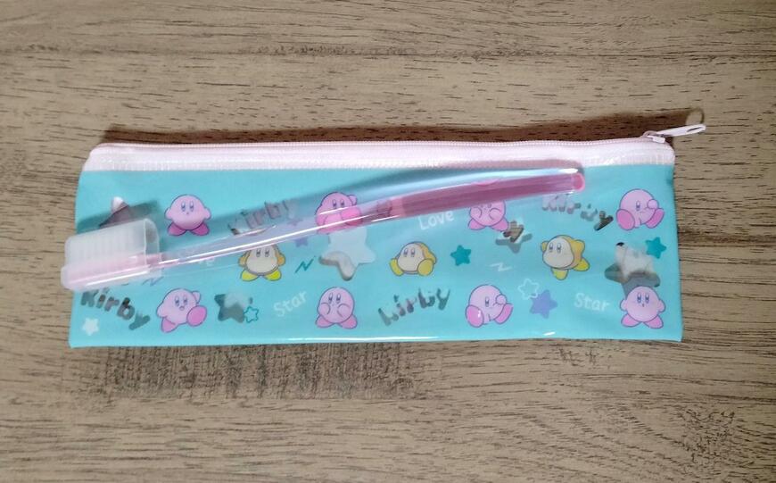 筆者撮影（セリア、歯ブラシ＆ポーチ K/Bポップ）