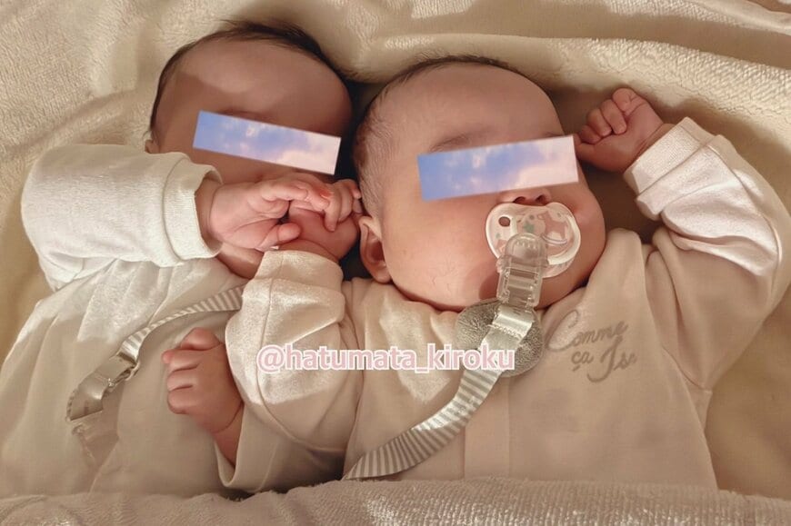 【かわいい双子】抱っこを求める妹　「1分違いで生まれた姉」の行動に思わず目を疑う