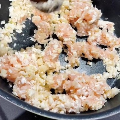 鶏そぼろを「えのき」でかさ増し！妻が愛情込めて作る【かさ増しおかずの旦那弁当】実家の野菜も彩りよく詰めたお弁当が美味しそう！