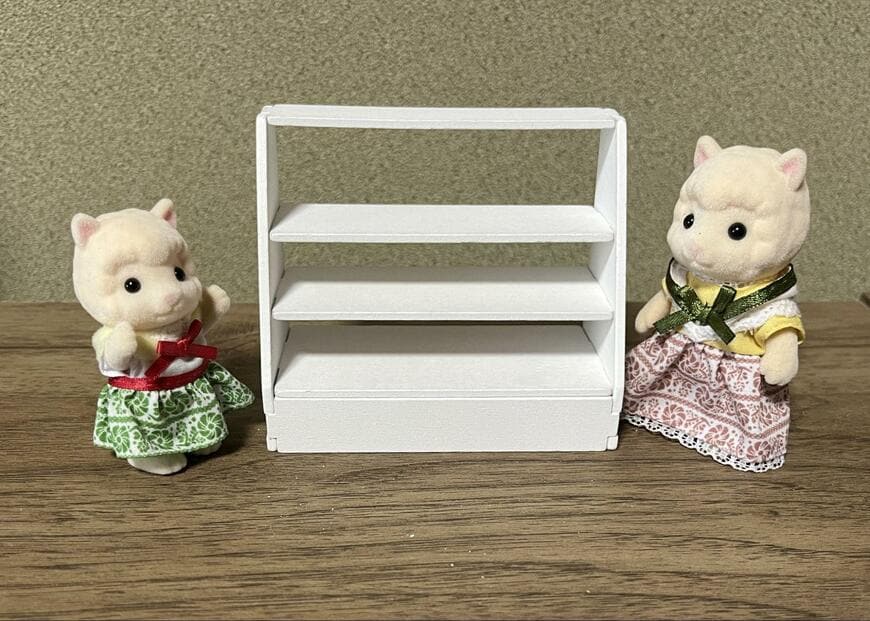 セリア、ドールショーケースと、シルバニアファミリー画像