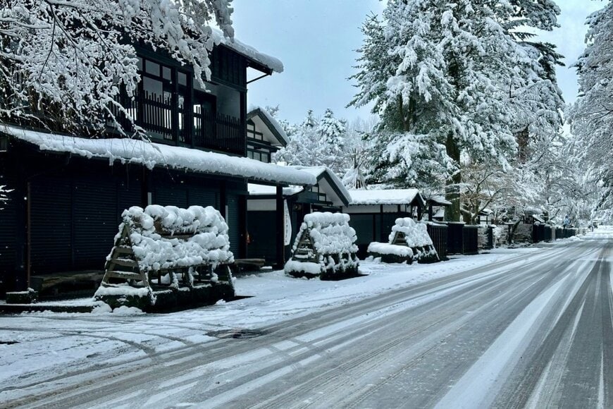 雪が積もった武家屋敷
