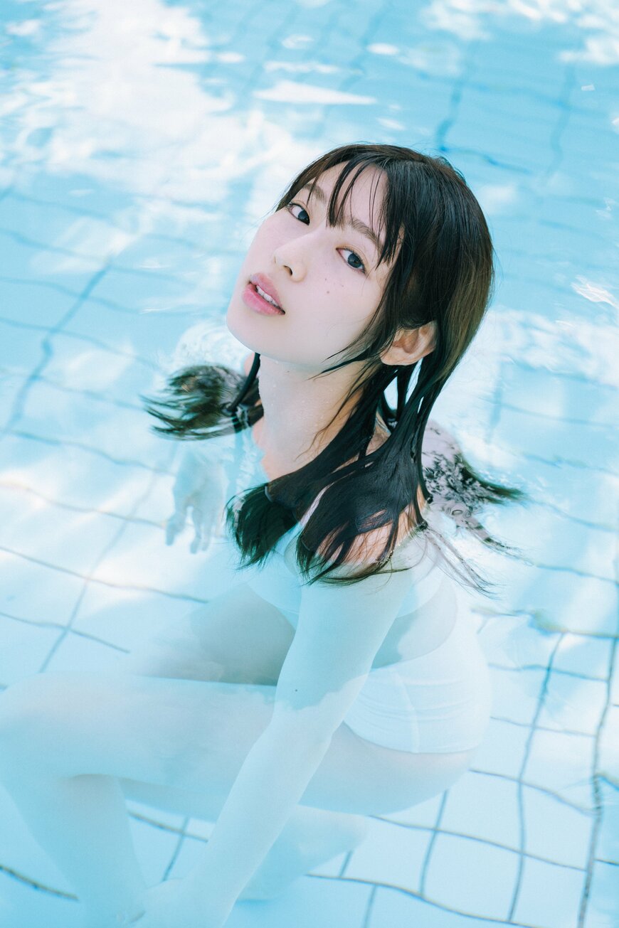 白石聖の水中カット