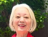 【76歳マダム】ゆったり「黒ワンピ」の着こなしが勉強になる！素敵な色づかいに「赤の取り入れ方が素敵」の声