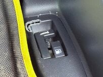 車庫に停めた愛車を見に行くと信じがたい光景が…！まさかの害獣被害に「これはショック」「辛すぎます」