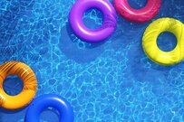 夏レジャーも「ちいかわ」と一緒！？ちいかわデザイン「防水ケース」が可愛い。プールにぷかぷか浮かびます