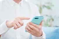 置き配完了メールの写真を思わず二度見！「特徴的なシルエット」に人気女性キャラを想像する声も