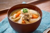 【70歳代前半】ふたり以上の無職世帯〈70歳～74歳〉ひと月の生活費って平均どのくらい？《老齢年金月額・貯蓄事情》データで確認！