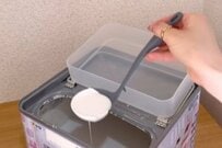 【築35年アパート】セルフリフォームで玄関の壁を白→白に塗り直し　激変した様子に驚きの声