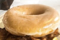 アメリカで同僚に「おいしいハンバーガー」を勧められた日本人　提供されたメニューに衝撃走る