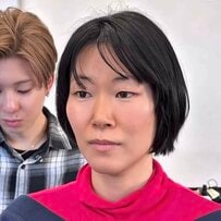 「クールな印象になりたい」女性が流し前髪ショートでかっこよくスタイルチェンジ