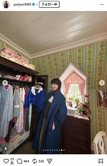 56歳 石田ゆり子 上品ブルーコート姿でジブリパークへ「少女のように