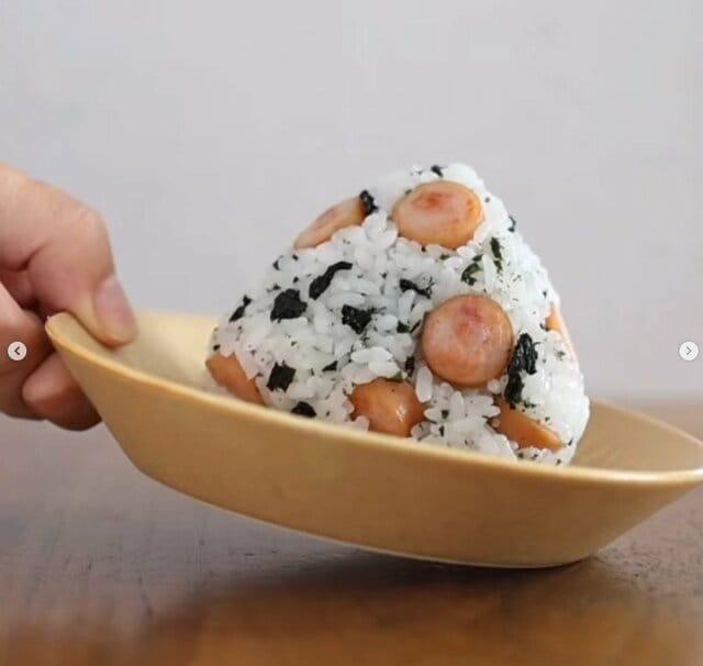 【わかめとわかめのおにぎり】「こういうのがいいんだよ」ウィンナーにウィンナーで旨み抜群のおにぎり