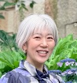 【50歳マダム】パープルのボウタイシャツが上品！お友達との「お出かけコーデ」が素敵