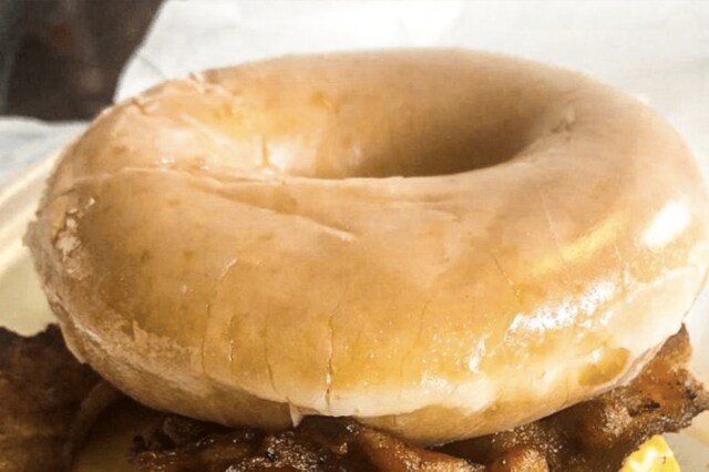 アメリカで同僚に「おいしいハンバーガー」を勧められた日本人　提供されたメニューに衝撃走る