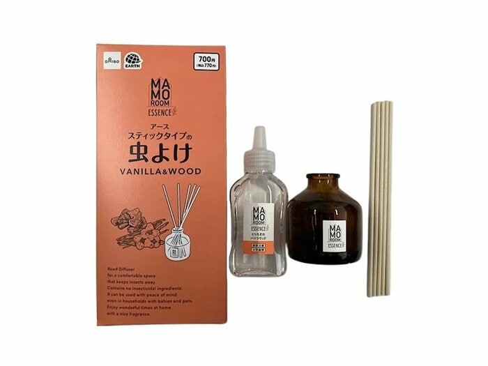 マモルームエッセンス　スティックタイプの虫よけ　バニラ＆ウッド