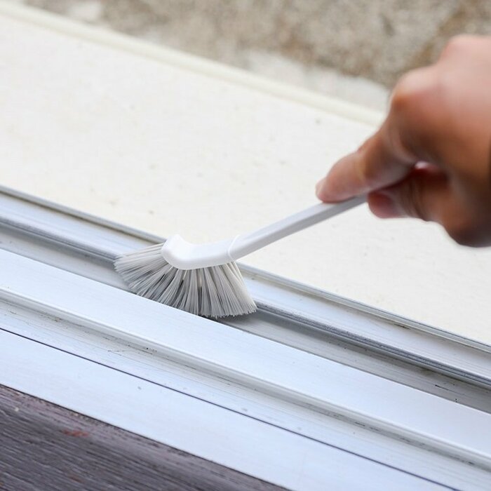 スミまで掃けるL字型のホウキ