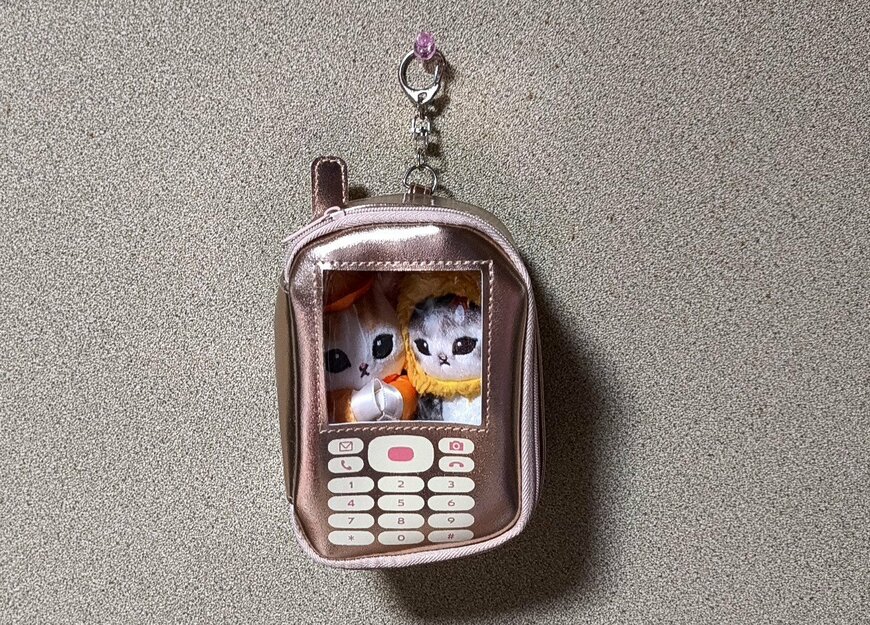 筆者撮影（キャンドゥ、ガラケー風 ぬいぐるみポーチ）