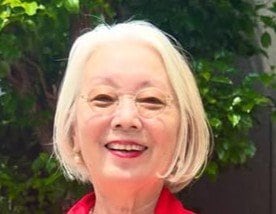 【76歳マダム】ゆったり「黒ワンピ」の着こなしが勉強になる！素敵な色づかいに「赤の取り入れ方が素敵」の声