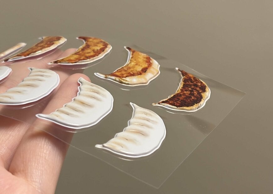 筆者撮影（キャンドゥ、ステッカー ぷくぷく エンボス 餃子柄）