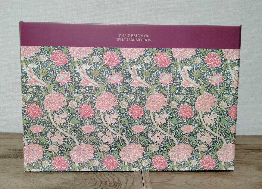 筆者撮影（セリア、ペーパー収納BOX ウィリアム・モリスデザイン）