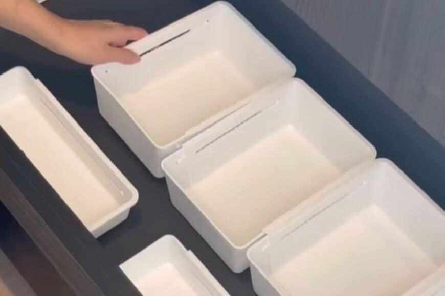 【100均活用】乱雑になりがちなシンク下をセリアのアイテムでスッキリ整理！「お家が整う」と話題