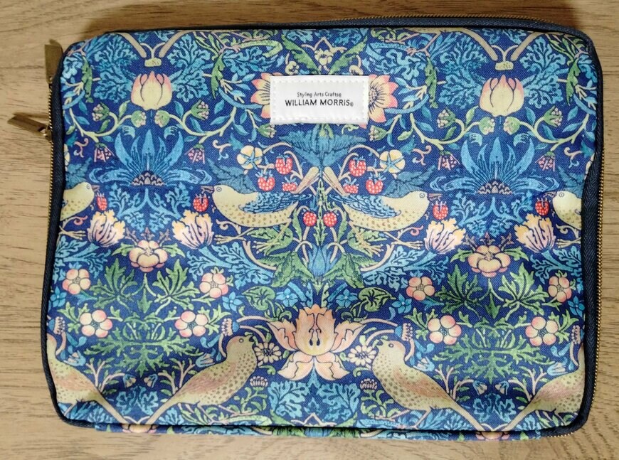 筆者撮影（宝島社、WILLIAM MORRIS 整理上手になれる12ポケット収納ポーチBOOK）