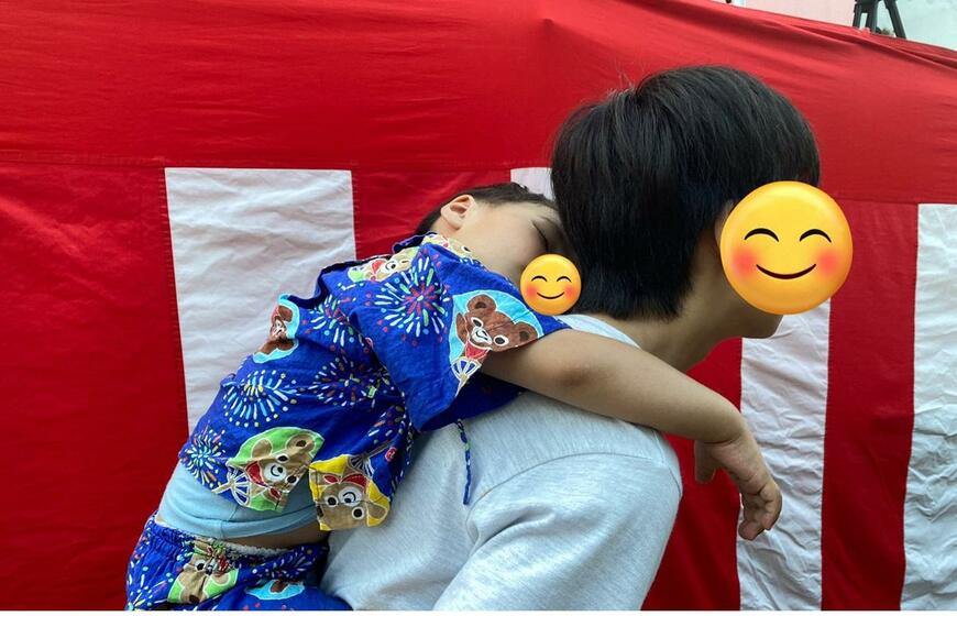 夏祭り「クタクタの3歳児」を「14歳兄」がおんぶする光景に感涙