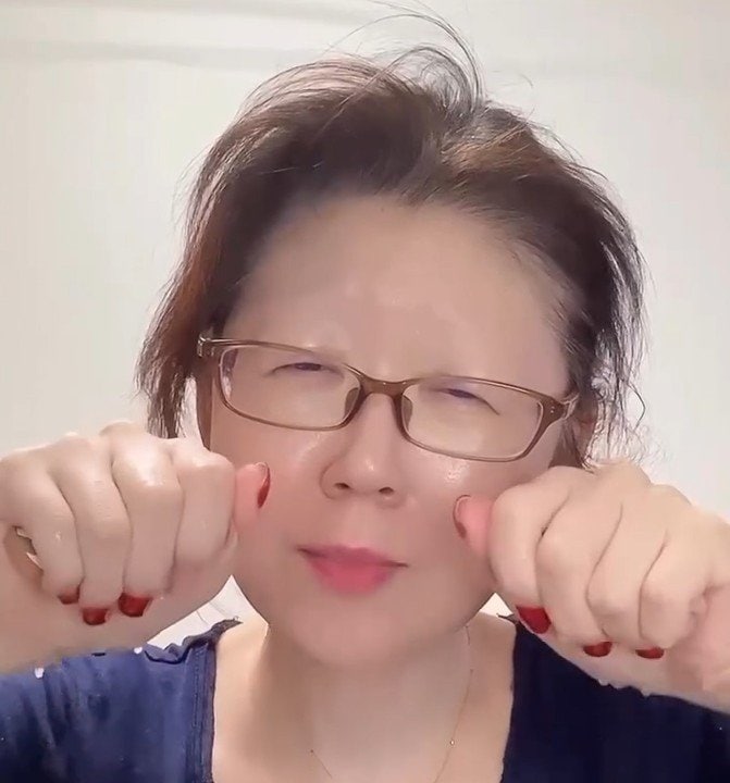 「まさに芸術」56歳が海外で人気の「クライベイビーメイク」に挑戦！想像以上の変身を遂げる動画に「絵もきっと上手ですね」約8100回再生