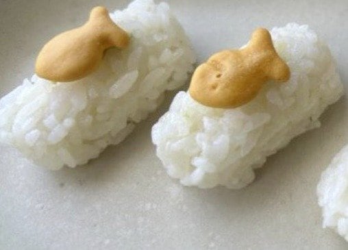 魚の形をしたスナックをのせた寿司のアップ