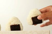 【肉おにぎり】豚肉おにぎりでモリモリ元気！「豚肉とはくさいのおにぎり」が簡単で意外な美味しさ