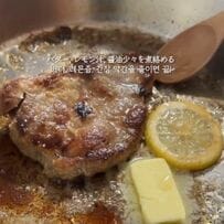 【夫弁当】「トンテキ」がご飯の上にドーンとのったお弁当がボリューム満点！彩り豊かな野菜の副菜もギュッと詰まっていて、おしゃれでおいしそう