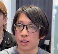 「1週間後に結婚式」を控えていた男性が、パーマでメガネに似合うセンターパートにスタイルチェンジ