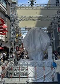 大阪・道頓堀に設置された「ミャクミャク」のモニュメント　ビビり散らかすご当地キャラの様子に注目集まる