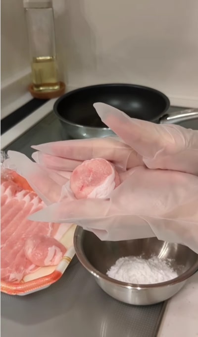 薄切り豚肉を丸めていきます