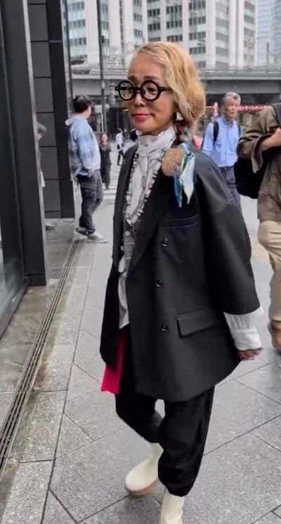 ゆったりシルエットのジャケットに差し色を加えた着こなし