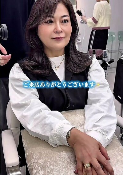鎖骨ラインの長さで、レイヤーのくびれがある暗めの髪色のスタイル