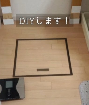 賃貸の〈洗面所の床〉→フロアシートを置くだけの簡単DIYで〈洗練されたモノトーン空間〉に雰囲気ガラリ！
