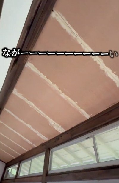 夫婦で力を合わせる姿が素敵！【古民家DIY】縁側の古びた長い天井→美しい「真っ白な天井」に大変身！
