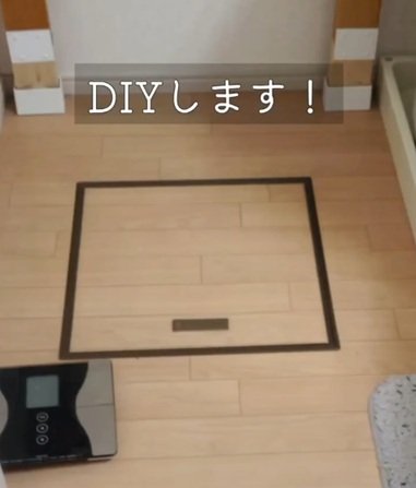 賃貸の〈洗面所の床〉→フロアシートを置くだけの簡単DIYで〈洗練されたモノトーン空間〉に雰囲気ガラリ！