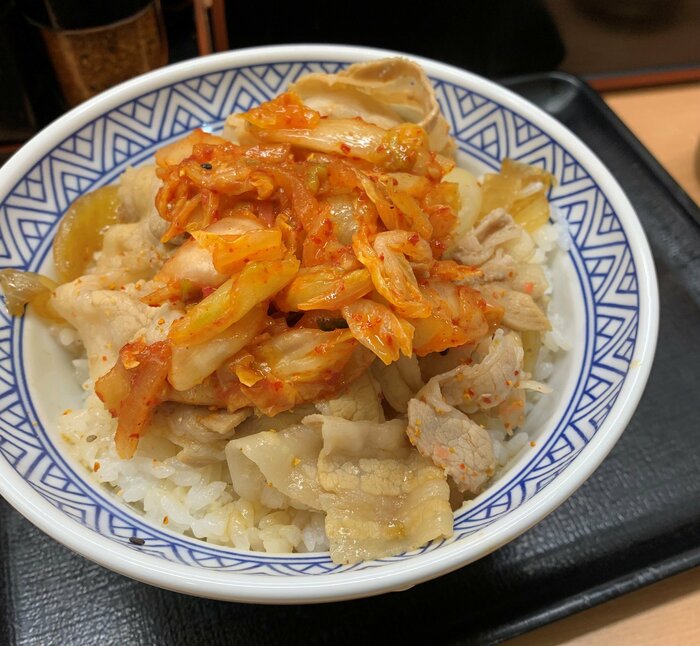 「キムチ豚丼」に七味を添えて