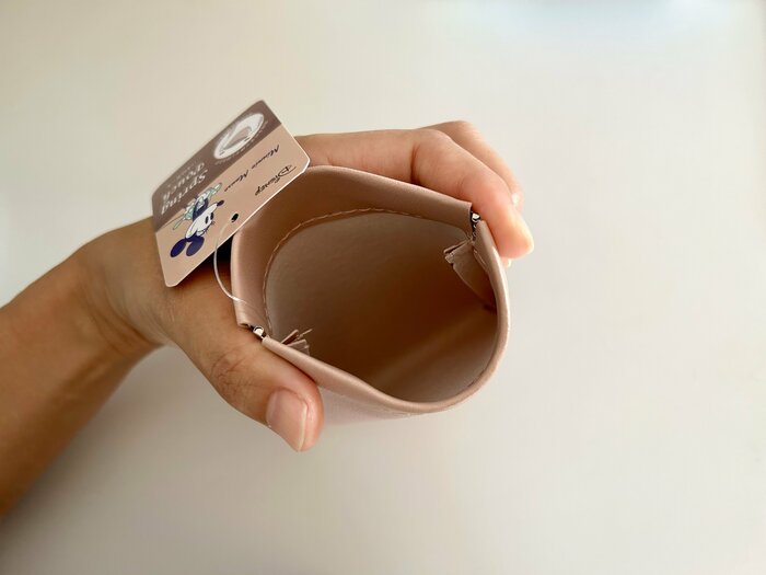 サイドを持ってグッと押すと開く仕組みです