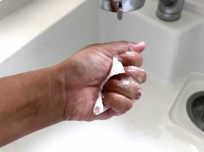 濡らすとシートは少し柔らかい感触に