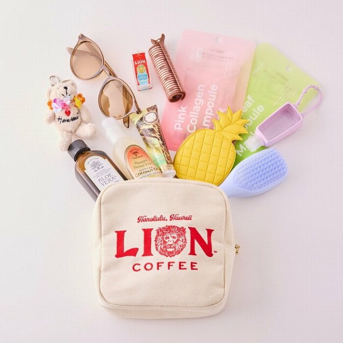 ポーチは、ブランドロゴを刺繍で表現した高級感のあるデザインが特徴