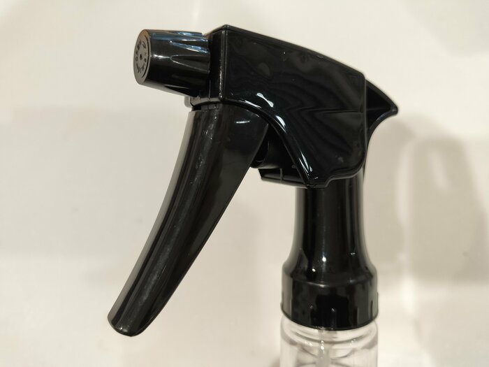 グリップは女性の手でも扱いやすい小さめサイズ