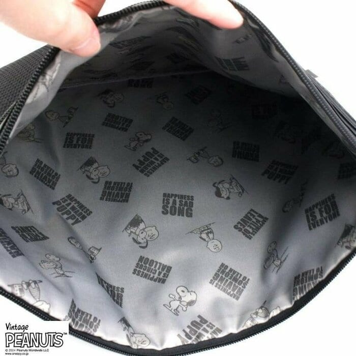 小さいサイズのポーチは縦21cm、横29cm、マチ幅0.6cm