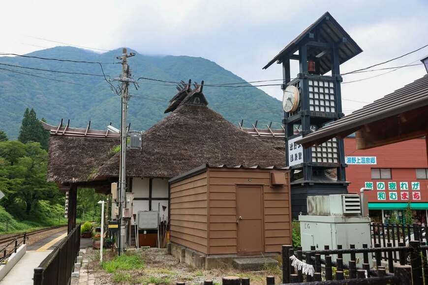 最寄り駅の藁葺き屋根の駅舎